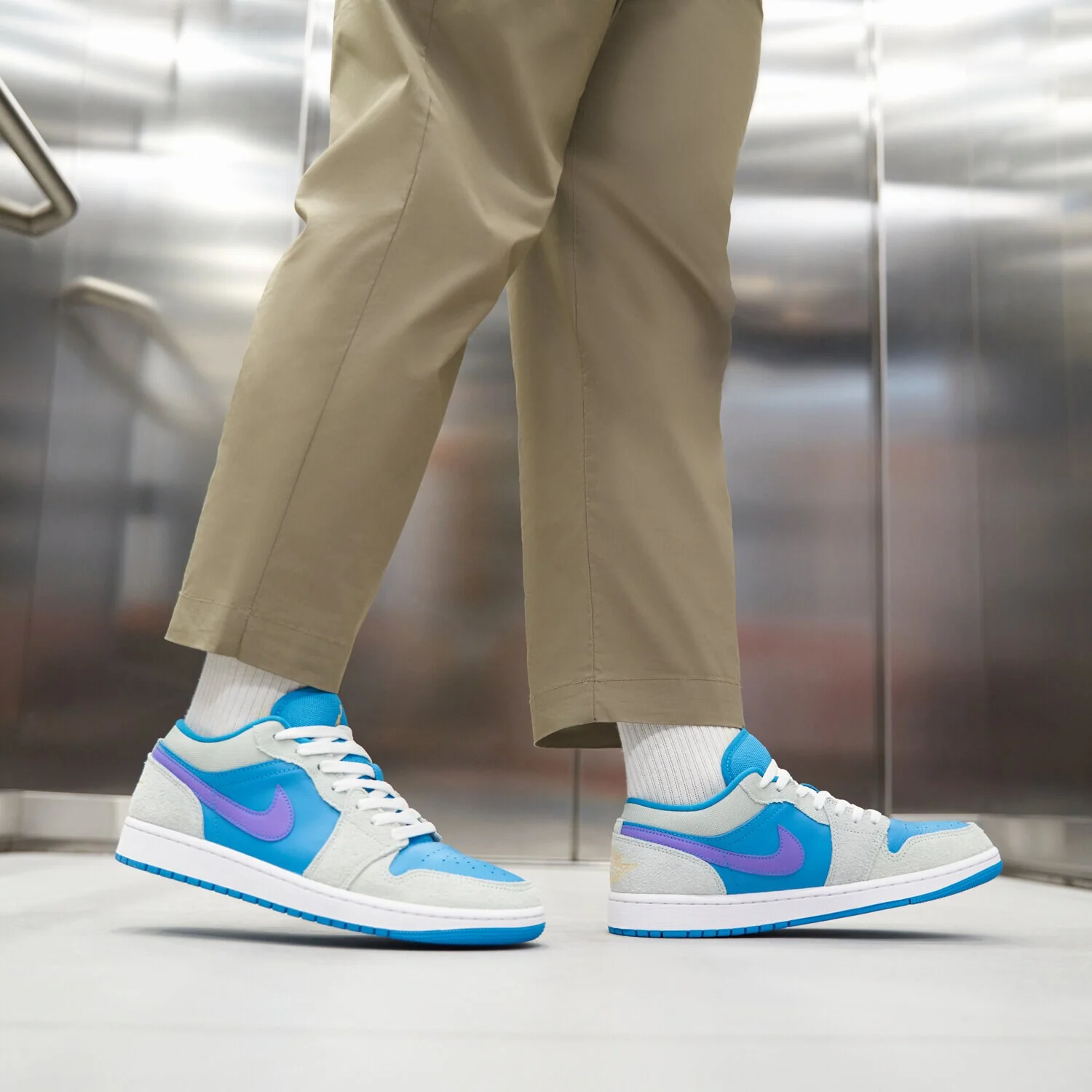 Air Jordan 1 Low SE Light Bone Aquatone - Image 3