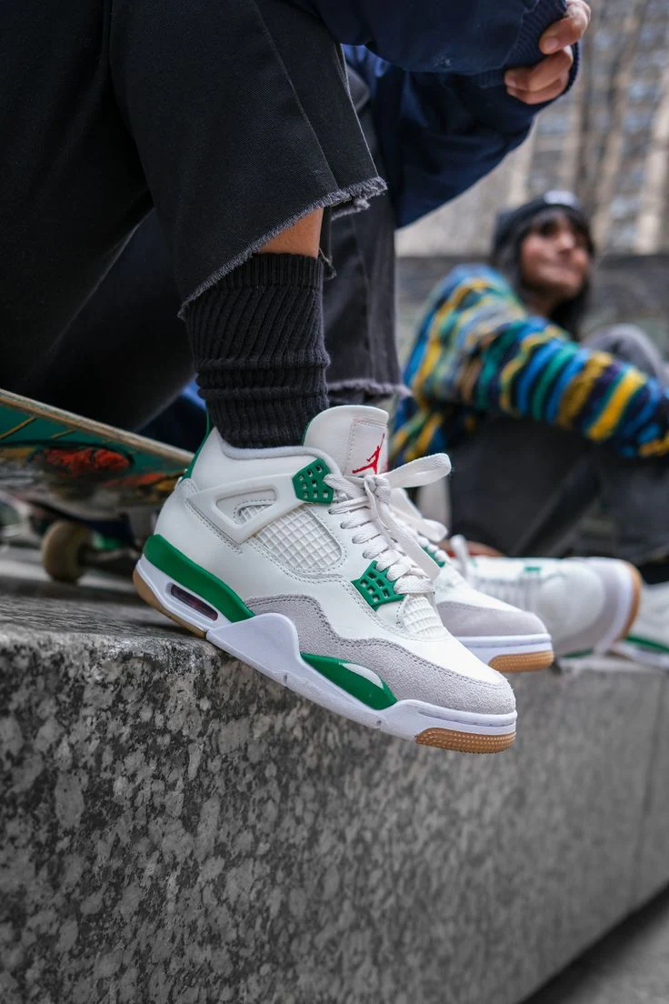 Nike SB x Air Jordan 4 Retro Pine Green - Image 3