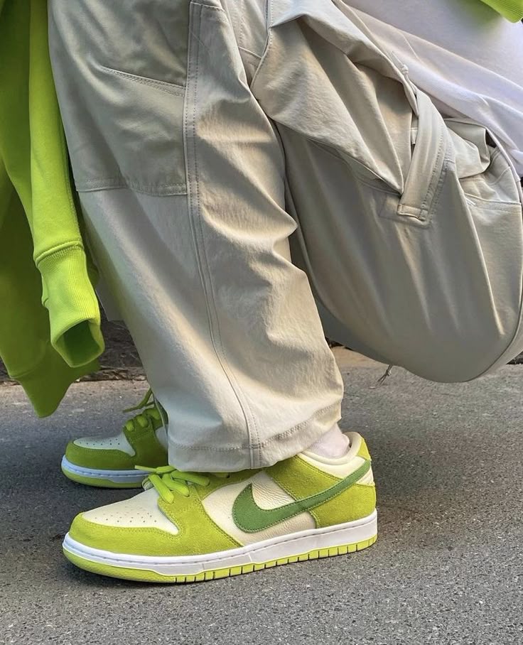 Nike SB Dunk Low Green Apple - Image 2